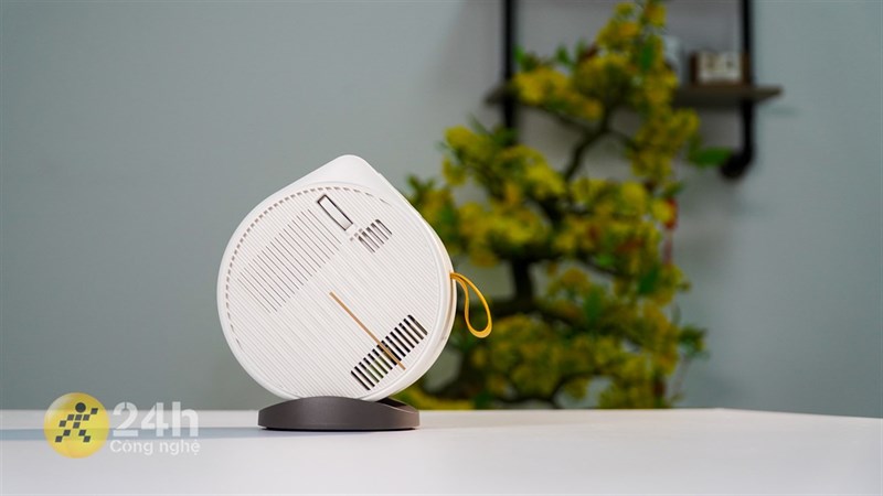 Trên tay máy chiếu BenQ GV11