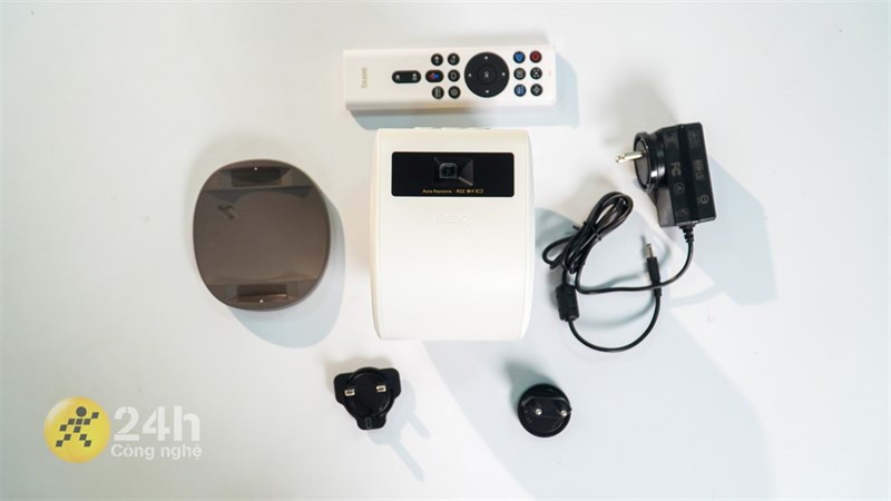 Trên tay máy chiếu BenQ GV11