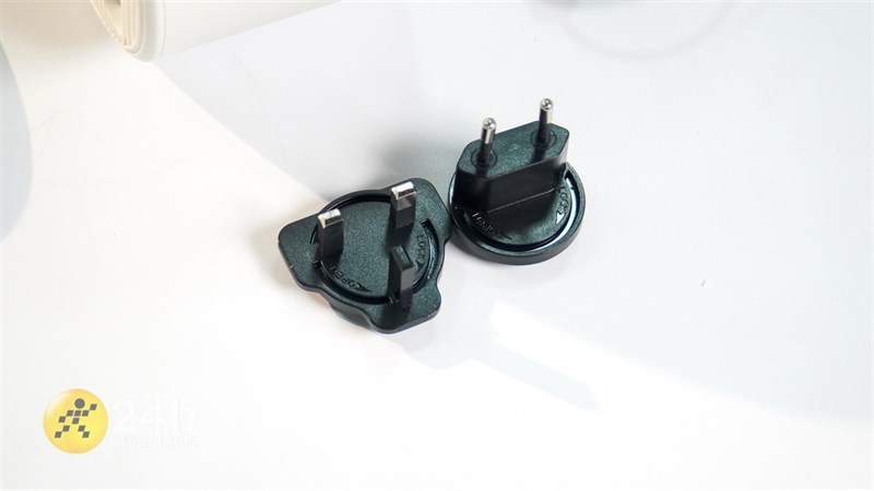 Trên tay máy chiếu BenQ GV11