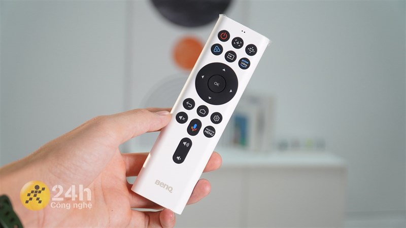 Trên tay máy chiếu BenQ GV11