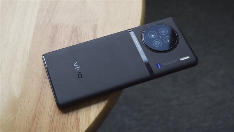 Vivo X90 vân tiếp tục kế thừa phong cách bóng bẩy của dòng máy nhưng mặt sau trông gọn gàng hơn do cách sắp xếp camera đơn giản. Vivo X90 vân tiếp tục kế thừa phong cách bóng bẩy của dòng máy nhưng mặt sau trông gọn gàng hơn do cách sắp xếp camera đơn giản.