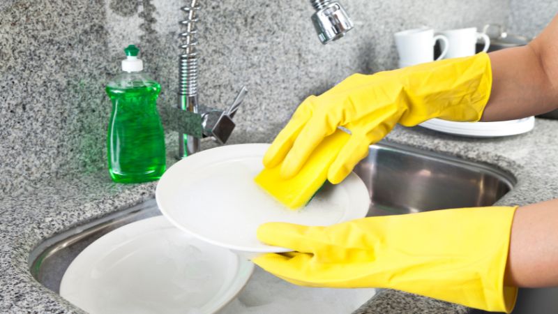 Dùng găng tay bảo vệ khi giặt quần áo, rửa chén