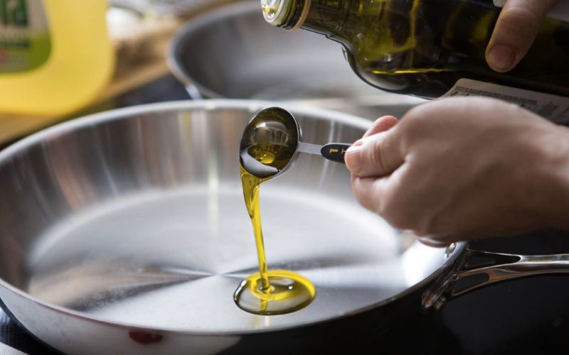 Preheat the oil in the pan
