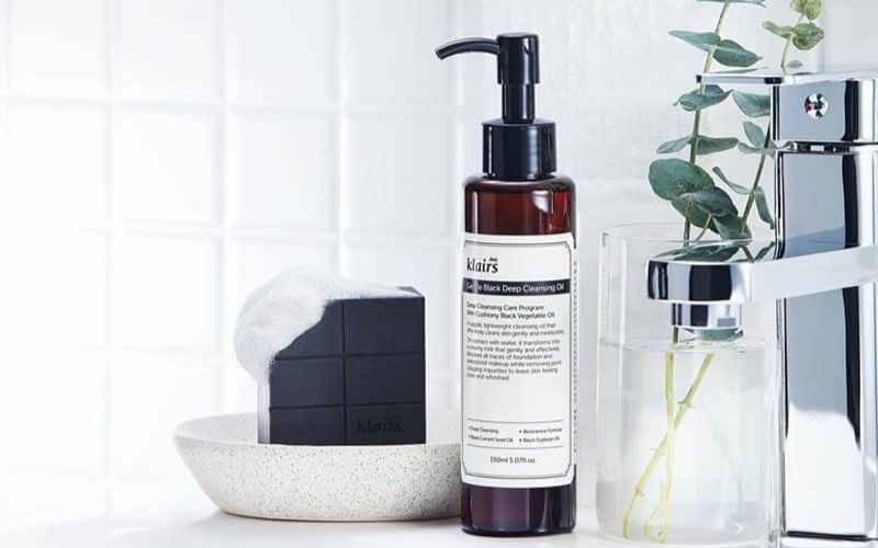 Bao bì của dầu tẩy trang Klairs Gentle Black Deep Cleansing Oil