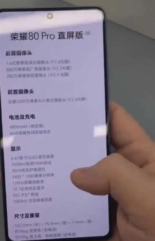 Mặt trước của máy có thiết kế phần khuyết đục lỗ Mặt trước của máy có thiết kế phần khuyết đục lỗ