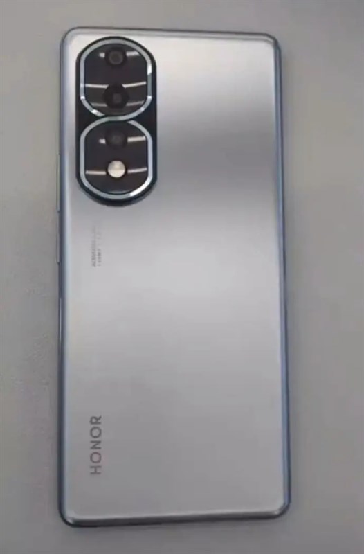 Mặt sau của máy có màu bạc khá tối giản nhưng vẫn sang trọng Mặt sau của máy có màu bạc khá tối giản nhưng vẫn sang trọng