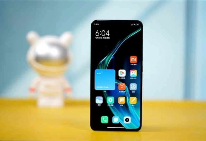 Mặt trước của Redmi K60 sử dụng màn hình OLED phẳng kích thước 6.7 inch.