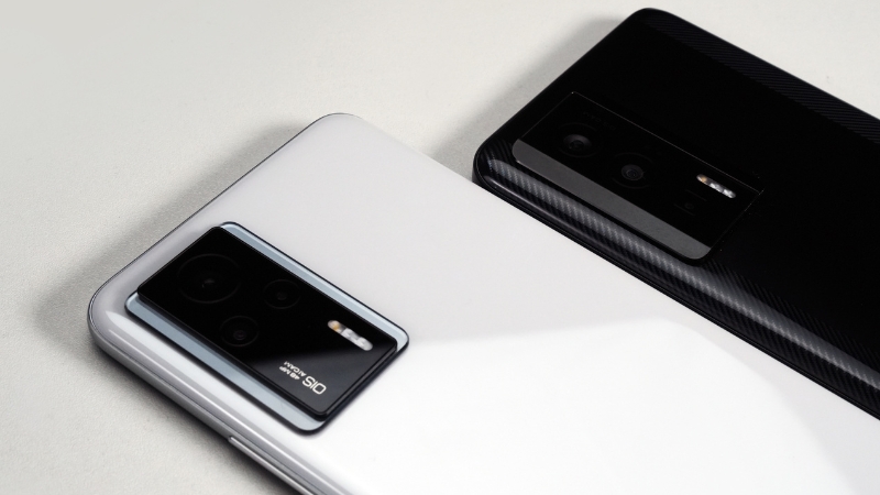 Redmi K60 có ba camera sau với cảm biến chính OmniVision OV64B 64 MP, hỗ trợ ổn định hình ảnh quang học OIS.