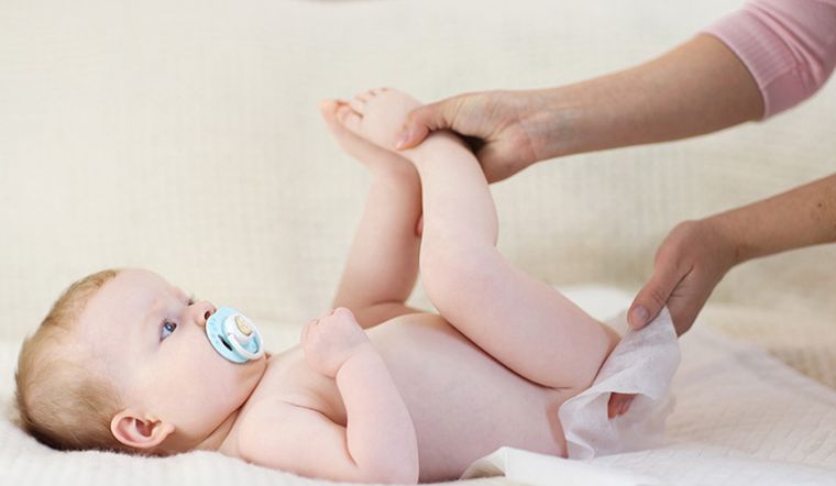 Vùng kín của trẻ sơ sinh có chất màu trắng có nguy hiểm không? 
