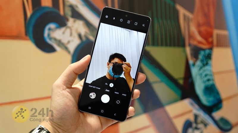 Với camera selfie 32 MP, chụp ảnh cùng bạn bè, người thân và gia đình vẹn tròn hơn