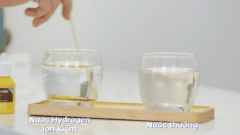 Ly nước từ máy lọc nước Mutosi ion kiềm lại có màu trong veo
