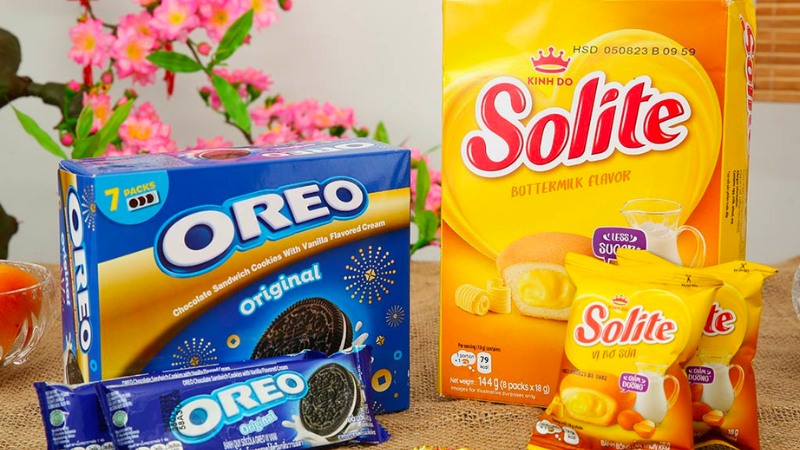 Bánh quy socola Oreo vị vani và bánh bông lan Solite 