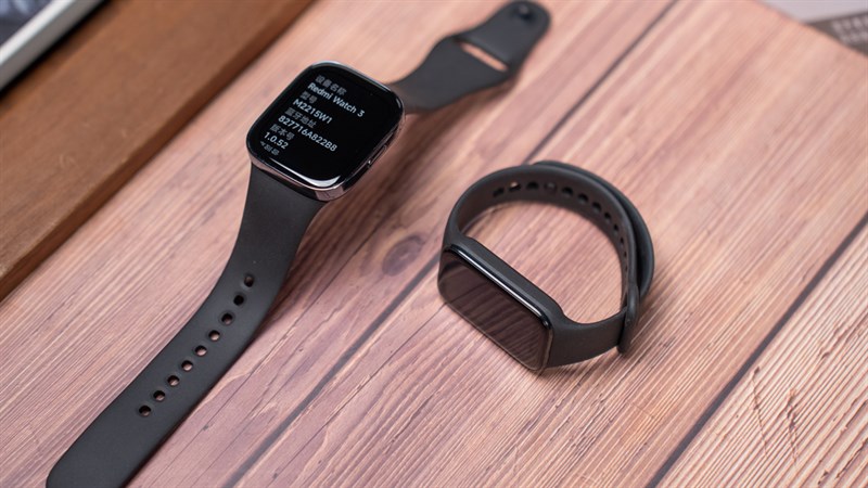 Redmi Watch 3 còn được tặng kèm theo một bộ dây silicon người dùng có thể đeo lên cổ tay