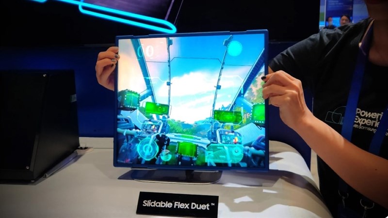 Samsung trình làng mẫu màn hình OLED có thể vừa gập vừa trượt tại sự kiện CES 2023
