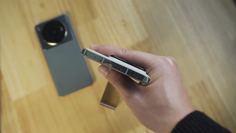 Xiaomi vẫn giữ nguyên phong cách của minh khi cổng hồng ngoại, cổng sạc USB 2.0 vẫn xuất hiện trên Xiaomi 13 Pro.