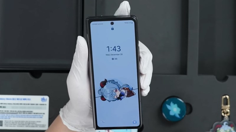 Màn hình khóa của Galaxy Z Fold 4 Genshin Impact Edition khi được gập lại