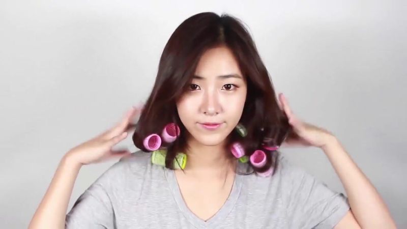 Cách cuốn lô tóc mái đẹp đơn giản chuẩn như sao Hàn cho chị em