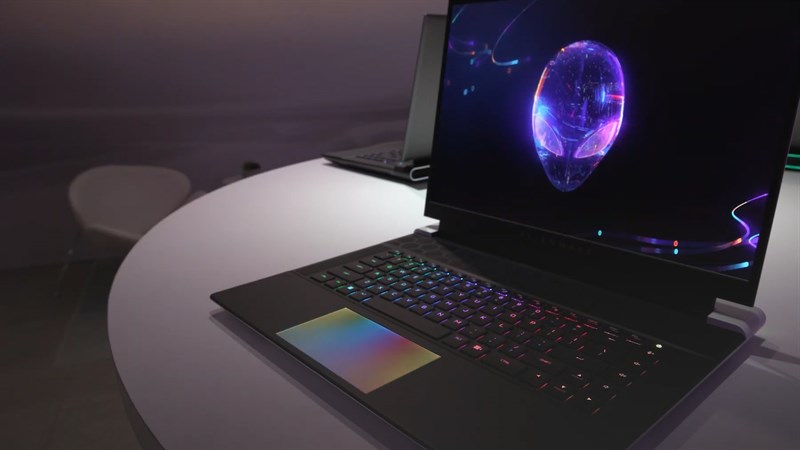 Phần bàn phím và touchpad của Dell Alienware x16 R1 đều được trang bị LED RGB