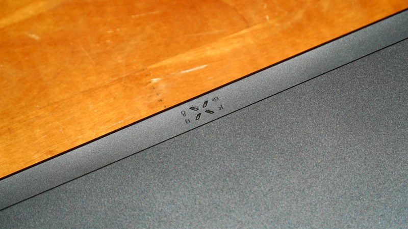 Cụm đèn thông báo ở giữa máy được ASUS làm rất tinh tế. Cụm đèn thông báo ở giữa máy được ASUS làm rất tinh tế.