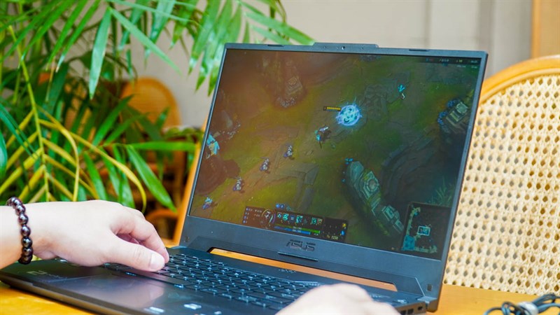 Màn hình kích thước lớn của TUF Dash F15 2022 sẽ cho trải nghiệm giải trí tuyệt vời hơn. Màn hình kích thước lớn của TUF Dash F15 2022 sẽ cho trải nghiệm giải trí tuyệt vời hơn.