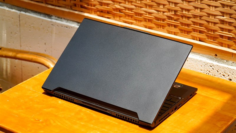 ASUS TUF Dash F15 2022 tuy có diện mạo bắt mắt nhưng vẫn sẽ có vài chi tiết nhỏ chưa được hoàn thiện tốt. ASUS TUF Dash F15 2022 tuy có diện mạo bắt mắt nhưng vẫn sẽ có vài chi tiết nhỏ chưa được hoàn thiện tốt.