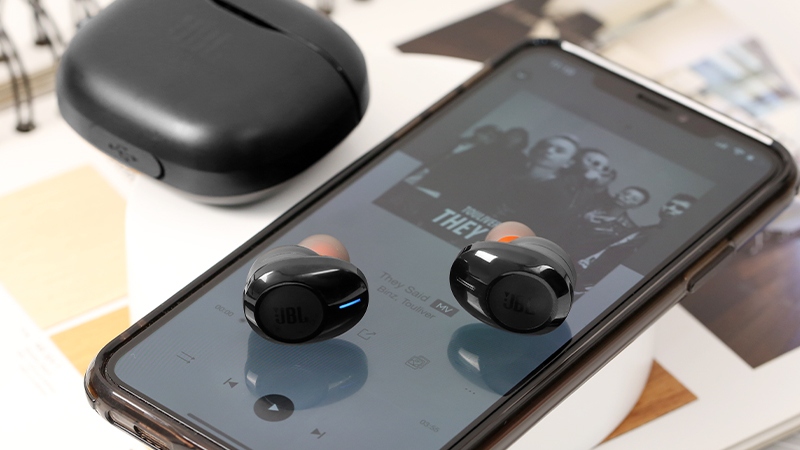 Công nghệ JBL Pure Bass Sound đem đến cho chiếc tai nghe chất âm sống động và chân thực. Công nghệ JBL Pure Bass Sound đem đến cho chiếc tai nghe chất âm sống động và chân thực.