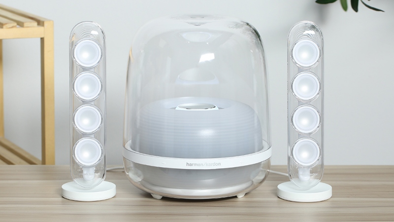 Bộ loa Harman Kardon SoundSticks 4 gồm có một loa subwoofer và 2 loa vệ tinh Bộ loa Harman Kardon SoundSticks 4 gồm có một loa subwoofer và 2 loa vệ tinh