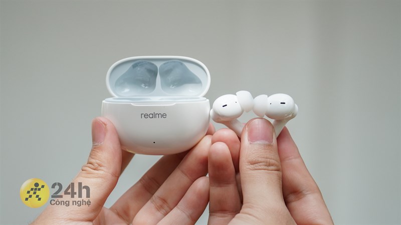 Tai nghe True Wireless Realme Buds T100 có thiết kế nhỏ gọn và tiện lợi. Tai nghe True Wireless Realme Buds T100 có thiết kế nhỏ gọn và tiện lợi.