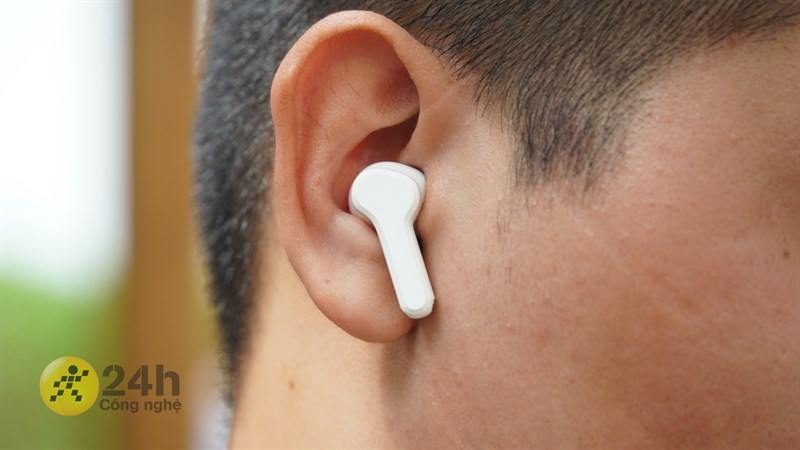 Phần housing của Realme Buds T100 khá nhỏ gọn đem lại cảm giác đeo thoải mái. Phần housing của Realme Buds T100 khá nhỏ gọn đem lại cảm giác đeo thoải mái.