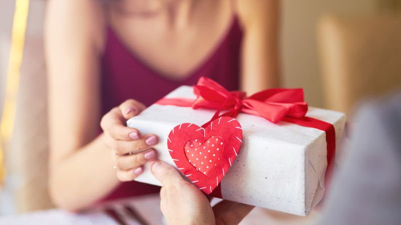 Who gives gifts on Red Valentine?
