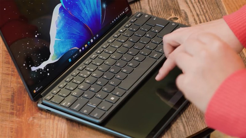 Người dùng cũng có thể sử dụng bàn phím rời với Lenovo Yoga Book 9i Người dùng cũng có thể sử dụng bàn phím rời với Lenovo Yoga Book 9i