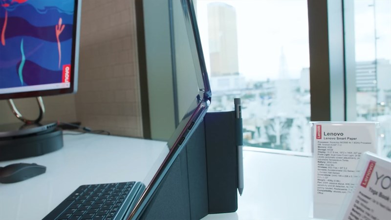 Lenovo Yoga Book 9i có cạnh viền được bo trong và còn là nơi đặt các cổng USB Type-C Lenovo Yoga Book 9i có cạnh viền được bo trong và còn là nơi đặt các cổng USB Type-C