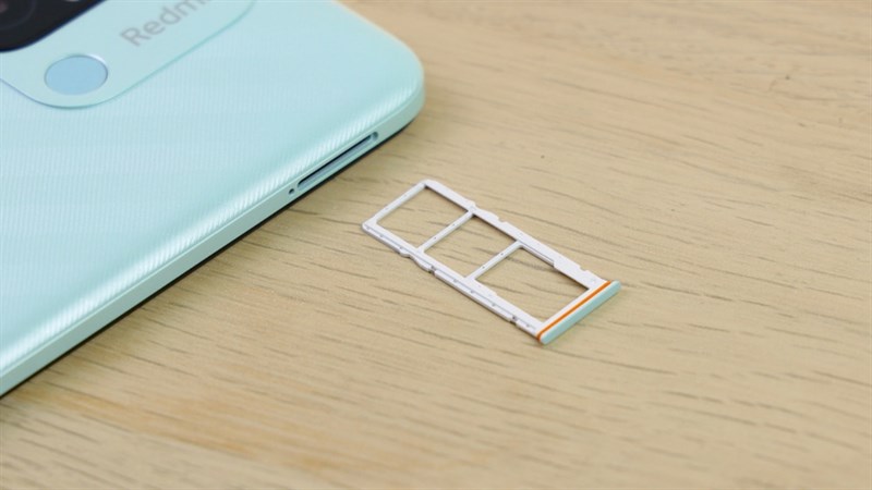 Redmi 13C cũng được trang bị dung lượng RAM 3 GB đi kèm bộ nhớ trong 64 GB, có thể mở rộng bằng thẻ microSD.
