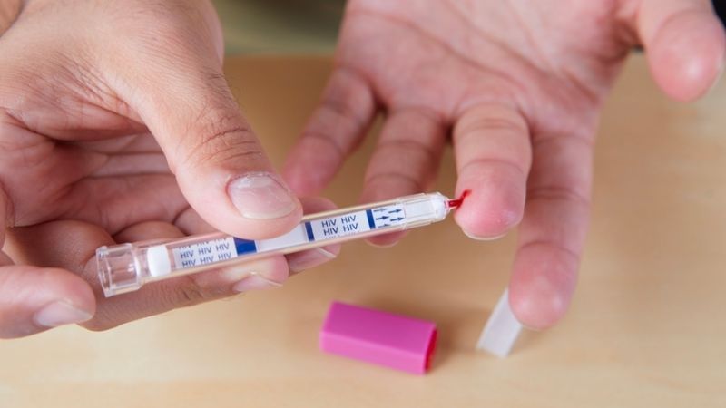 Cách xét nghiệm HIV tại nhà bằng Biosure test (lấy máu đầu ngón tay)