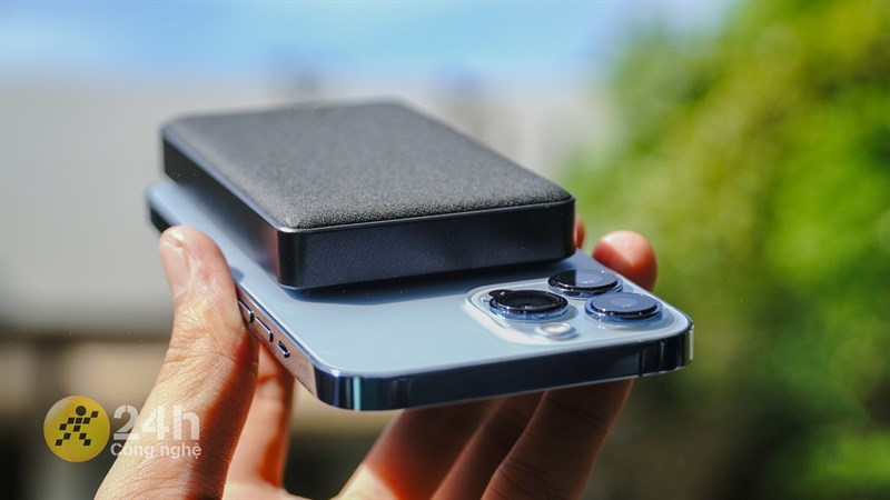พาวเวอร์แบงค์มีขนาดกะทัดรัด ไม่ใหญ่เท่ากับรุ่น iPhone 13 Pro Max ในมือ