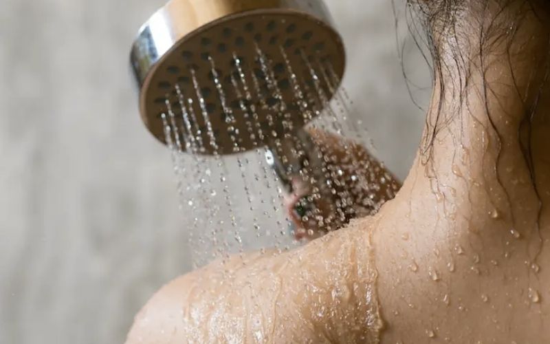 Massage nhẹ nhàng và tắm lại nước sạch