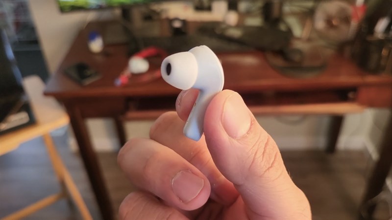 Về phần tai nghe thì Acefast T6 sẽ có dạng thanh với một nút tai ở đầu, tiếp đến là housing và cuối cùng là thanh pin kết nối với cổng sạc.