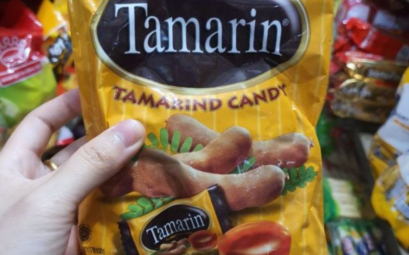Mua kẹo Tamarin ở các cửa hàng tiện lợi