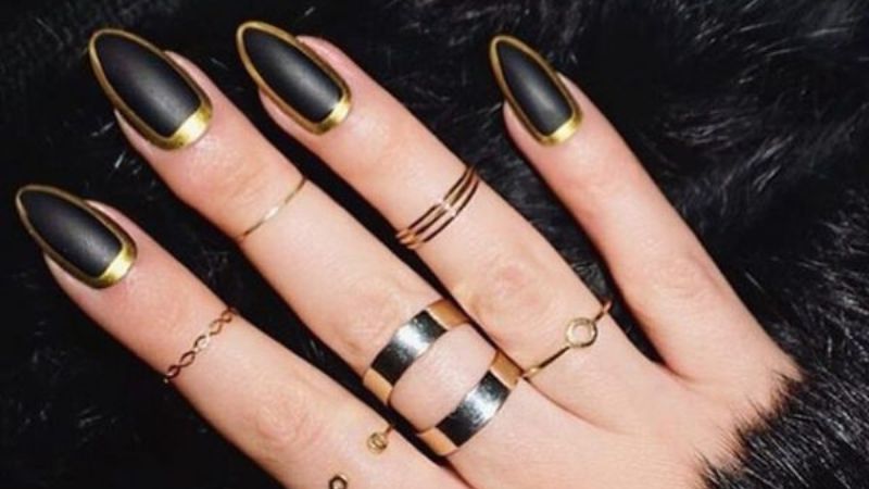 Mẫu nail được kết hợp hai màu đen và gold