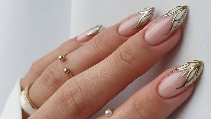 Mẫu nail cô dâu đơn giản phối nét màu gold
