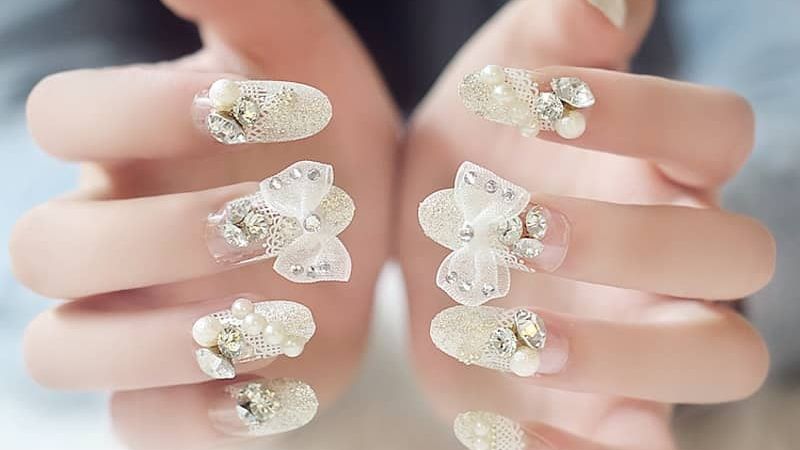 Mẫu nail cô dâu đính nơ với họa tiết ren