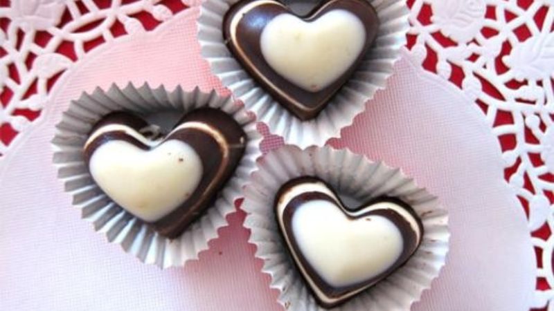 Cách làm socola trái tim ẩn giấu thông điệp tình yêu