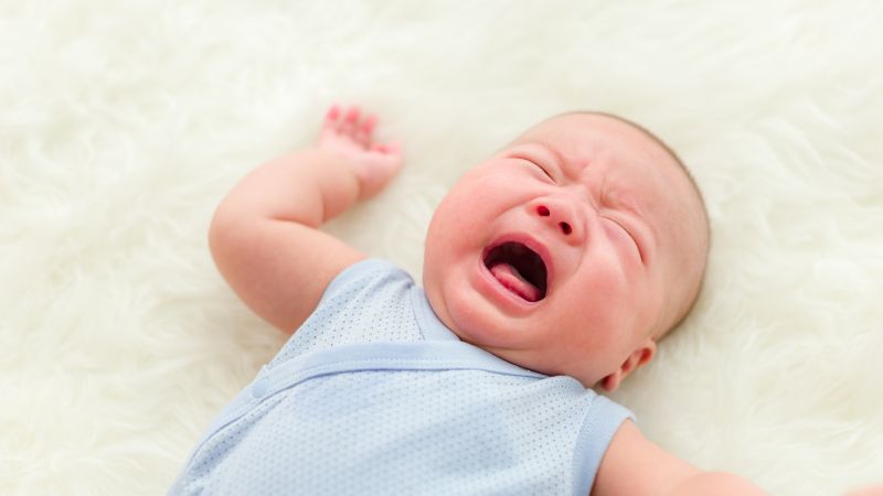 Bé sơ sinh hay lè lưỡi và nhai miệng có bình thường không?