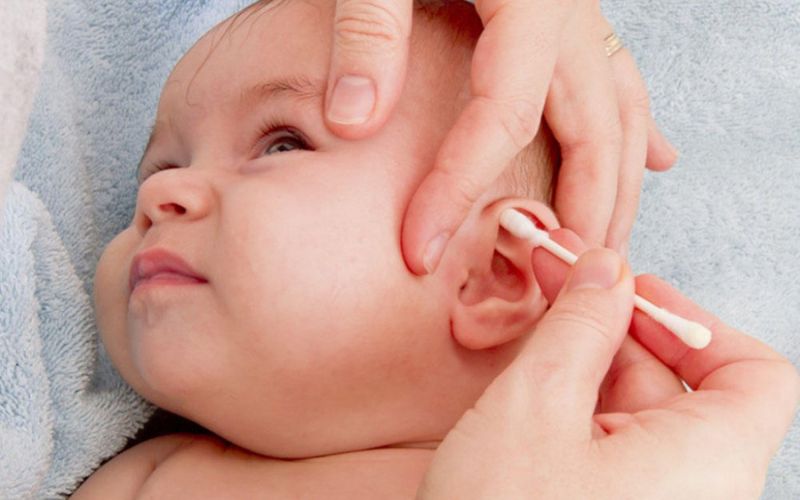 Chỉ lấy ráy tai phía bên trong con khi cần thiết Chỉ lấy ráy tai phía bên trong con khi cần thiết