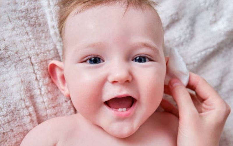 Sử dụng khăn sạch để vệ sinh tai cho trẻ Sử dụng khăn sạch để vệ sinh tai cho trẻ