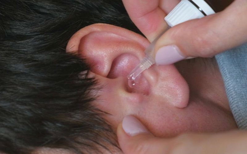 Lưu ý khi sử dụng thuốc nhỏ tai cho trẻ Lưu ý khi sử dụng thuốc nhỏ tai cho trẻ