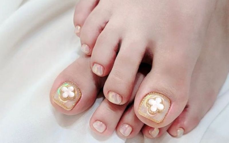 Mẫu nail chân đính đá trơn họa tiết hoa