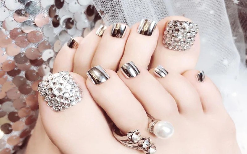 Mẫu nail chân đính đá trơn ấn tượng