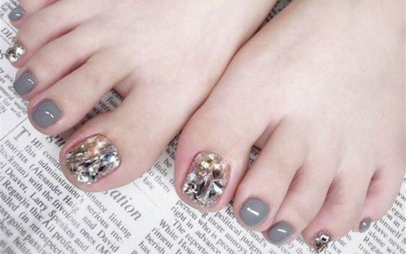 Mẫu nail chân đính đá đơn giản