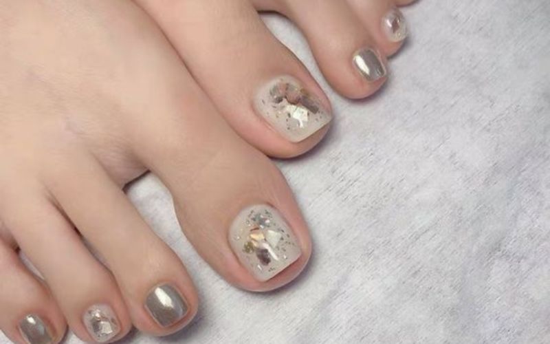 Mẫu nail chân đính đá đơn giản ấn tượng